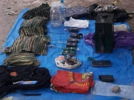 முல்லைத் தீவில் விடுதலைப் புலிகளின் வெடிகுண்டுகள், சீருடைகள், கொடிகளுடன் இருவர் கைது