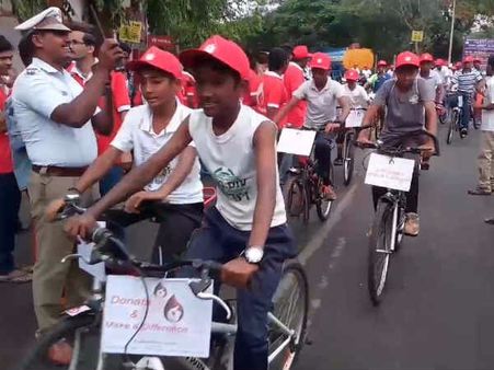 கோவையில் ரத்ததானம் குறித்த விழிப்புணர்வு சைக்கிள் பேரணி... 500-க்கும் மேற்பட்டோர் பங்கேற்பு