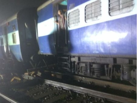 தடம் புரண்டது மும்பை- ஹவுரா விரைவு ரயில்... 12 ரயில்கள் தற்காலிகமாக ரத்து