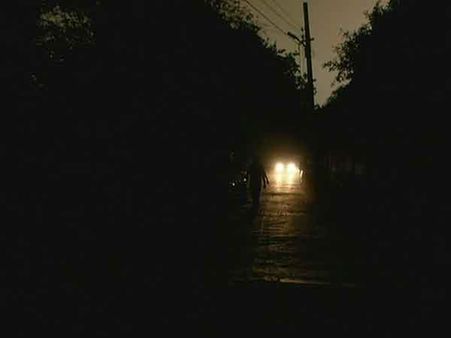 சுழன்று வீசிய புழுதி புயல்.. மாலையிலேயே இருண்டு பீதியூட்டிய டெல்லி