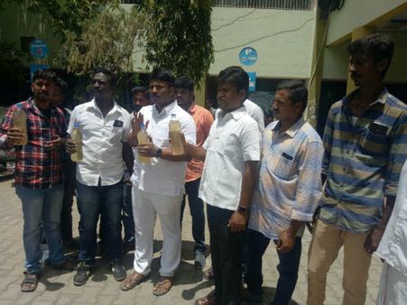 ஈரோட்டில் பரபரப்பு.. கழிவுநீர் கலந்த தண்ணீருடன் தமாகா இளைஞர் அணியினர் ஆட்சியரிடம் மனு