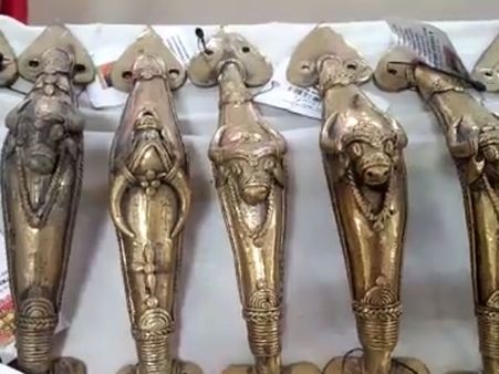 கண்ணைக்கவரும் பஞ்சலோக நந்தி, காஷ்மீர் சால்வை.. ஊட்டி பழங்குடியினரின் கைவினை பொருட்கள் கண்காட்சி