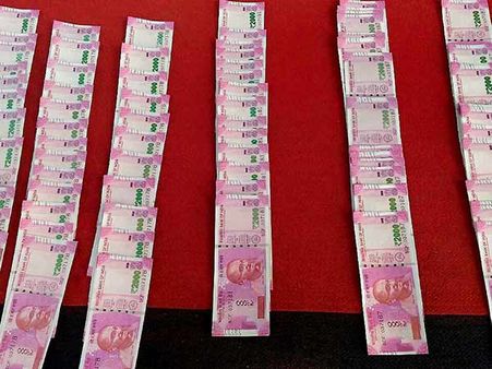 கோவையில் ரூ.83 லட்சம் கள்ள நோட்டுகள் பறிமுதல்... நோட்டு அடிக்கும் இயந்திரமும் சிக்கியது