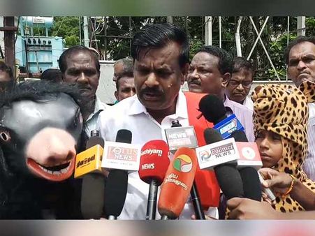 விலங்குகள் அட்டகாசம்.. சிறுத்தை, செந்நாய் போல விவசாயிகள் வேடமணிந்து வந்து கோவை ஆட்சியரிடம் மனு