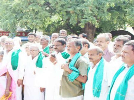 சேலம் - சென்னை 8 வழிச்சாலை திட்டத்திற்கு நிலம் எடுப்பதை எதிர்த்து விவசாயி தீக்குளிக்க முயற்சி