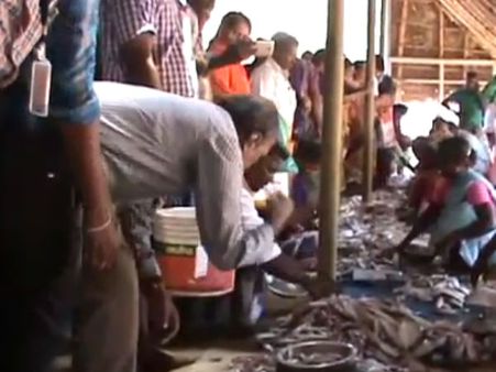 பரமக்குடி மீன் மார்கெட்டில் அதிகாரிகள் திடீர் ஆய்வு.. 10 கிலோ தரமற்ற மீன்கள் பறிமுதல்!