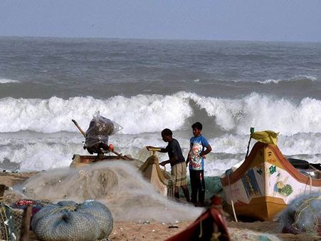 கடல் காற்று அதிகமாக இருக்கும்.. பல அடி உயரத்துக்கு அலைகள் எழும்பும்.. மீனவர்களுக்கு எச்சரிக்கை!