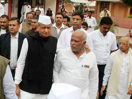 குஜராத்தில் மீண்டும் களைகட்டிய 'ரிசார்ட்' அரசியல்- காங். பஞ்சாயத்து உறுப்பினர்கள் ராஜஸ்தானில் தஞ்சம்