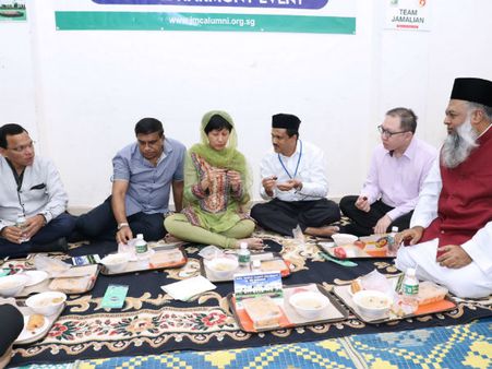 சிங்கப்பூரில் நடந்த நோன்பு திறப்பு நல்லிணக்க நிகழ்ச்சியில் உணவுப் பொருட்கள் நன்கொடை