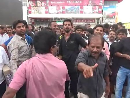 கோவையில் காலா.. ரஜினி கட்அவுட்டிற்கு கற்பூரம் ஏற்றி பூஜை.. ஆரவாரத்துடன் கண்டு ரசித்த ரசிகர்கள்