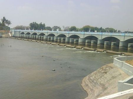 மேட்டூர் அணையில் நீரை திறக்க வலியுறுத்தி கல்லணையில் இறங்கி போராடிய விவசாயிகள் கைது