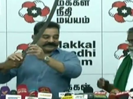 காவிரி விவகாரத்தில் கர்நாடக முதல்வர் குமாரசாமியை சந்தித்த கமலுக்கு வீரவாள், ஏர்கலப்பை பரிசு!