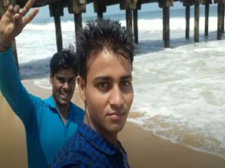 தொடரும் விபரீதம்.. செல்பி எடுக்க குளச்சல் கடலின் பாறைமேல் நின்ற இளைஞர் அலையில் சிக்கி மாயம்!