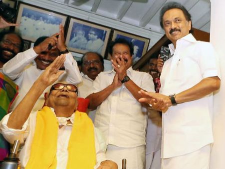 95-ஆவது பிறந்தநாள்: தொண்டர்களை சந்தித்தார் கருணாநிதி... விண்ணதிர உற்சாக முழக்கங்கள்!