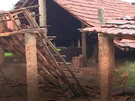 கோவையில் விடாமல் பெய்யும் மழை.. நனைந்தன மனங்கள்.. கரைந்தன செங்கல்கள்.. விலை விர்விர்!