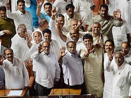 கர்நாடக அமைச்சரவை: காங்கிரஸ் கட்சிக்குள் குழப்பம்.. 20 எம்எல்ஏக்கள் போர்க்கொடி