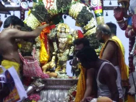 காரைக்கால் மாங்கனி திருவிழா : சிவனிடம் ஜோதியாக ஐக்கியமான காரைக்கால் அம்மையாரின் கதை