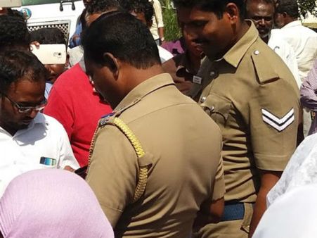 மரக்காணம் அருகே குடிசைக்கு தீ வைப்பு.. ஈசிஆர் சாலையில் மறியல்.. 4 கி.மீ. தூரத்துக்கு வாகனத் தேக்கம்