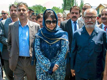 காஷ்மீர்: பாஜக ஆதரவு திடீர் வாபஸ்- முதல்வர் மெகபூபா அதிரடி ராஜினாமா! ஆளுநர் ஆட்சிக்கு பரிந்துரை