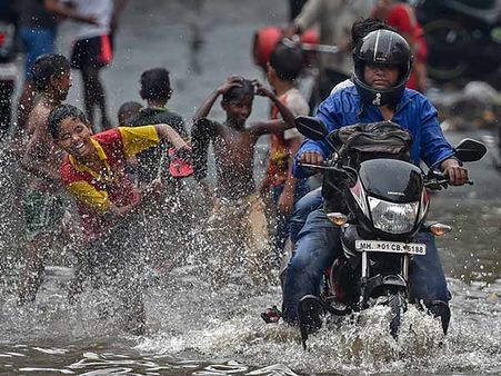 மும்பையில் பேய் மழை.. ரயில், விமான சேவை தாமதம்.. மக்களுக்கு எச்சரிக்கை