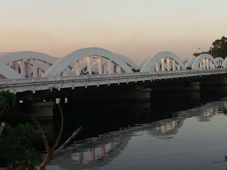 மெரினா நேப்பியர் பாலத்திலிருந்து குதித்து இளைஞர் தற்கொலை.. உடலை தேடும் பணி தீவிரம்