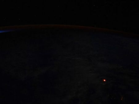 இரண்டு மாதமாக தொடர்ந்து கொந்தளிக்கும் ஹவாய் எரிமலை.. நாசா வெளியிட்ட அதிர்ச்சி புகைப்படம்