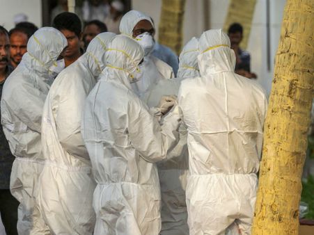 ஆட்டிப் படைக்கும் நிபா வைரஸ்.. டாக்டர்கள், நர்சுகளை கூட லீவில் போகச்சொன்ன கேரள அதிகாரிகள்