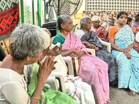 ஹலோ தாத்தா, பாட்டிம்மா எப்படி இருக்கீங்க.. கோவை போலீஸின் சபாஷ் திட்டம்.. புது உறவு பாலம்!