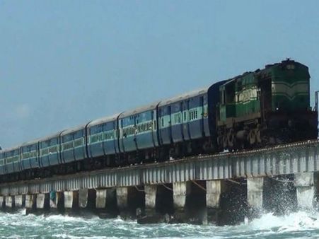 பாம்பனில் பலத்த சூறைக்காற்று.. சென்னை, மதுரை ரயில்கள் நிறுத்தம்!