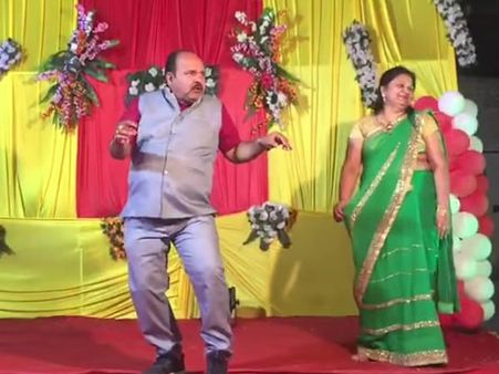 என்னா ஆட்டம்.. திருமண விழாக்களில் அசத்தல் டான்ஸ் போடும் கல்லூரி போராசிரியர்.. வைரலாகும் வீடியோ!