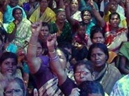 சேலம்-சென்னை பசுமை வழி சாலைக்கு எதிர்ப்பு- ஆட்சியரிடம் மனு அளிக்க சென்ற விவசாயிகள் தடுத்து நிறுத்தம்