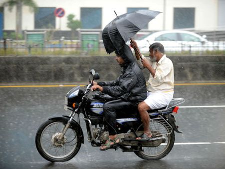 மேலே பாருங்க.. தமிழகம், புதுவை முழுவதும் வியாபித்திருக்கும் தென் மேற்குப் பருவ மழை.. செம மழை வரும்!