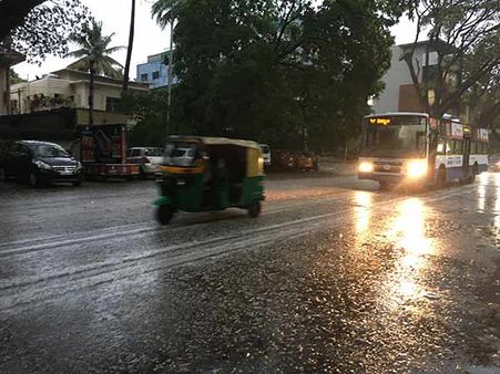 கர்நாடகாவில் வெளுத்து வாங்கும் மழை : காவிரி நீர்பிடிப்பு பகுதிகளில் நீர்வரத்து அதிகரிப்பு