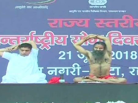 சர்வதேச யோகா தினம்: பாபா ராம்தேவ் தலைமையில் 2 லட்சம் பேர் கின்னஸ் சாதனை