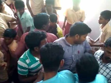 நிறைவேறியது மாணவர்களின் கண்ணீர் கோரிக்கை.. ஆசிரியர் பகவானின் பணியிட மாற்றம் நிறுத்திவைப்பு!