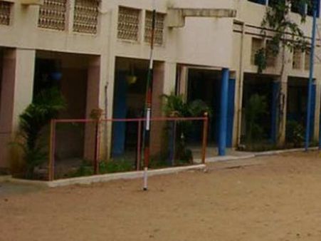 பணம் கையாடல்.. தலைமை ஆசிரியைக்கு கண்டனம்... பள்ளிக்குப் பூட்டு போட்டு மாணவர்கள் போராட்டம்!