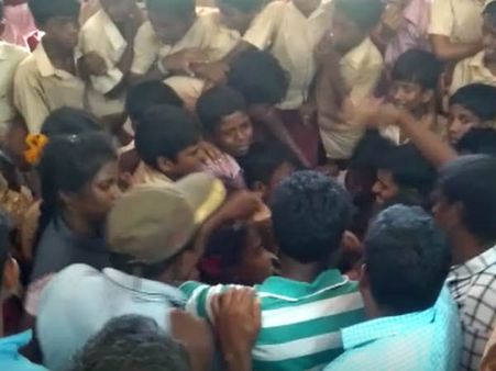 ‘சார், போகாதீங்க சார், நீங்க எங்களுக்கு வேணும் சார்’..கதறிய மாணவர்கள்..பதறிய ஆசிரியர்-பாச போராட்டம்!