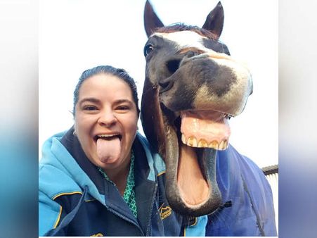 இங்க பாருங்க பாஸ்.. இதுதான் சூப்பர் டூப்பர் செல்பி..! #செல்பி தினம்