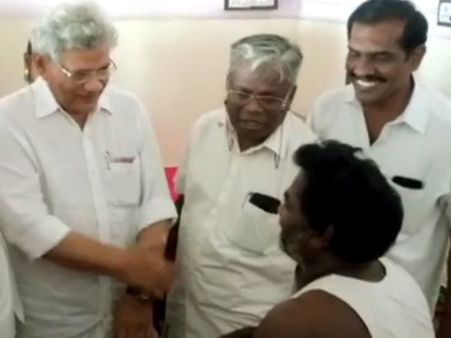 தூத்துக்குடி துப்பாக்கிசூடு.. உயிரிழந்தோர் குடும்பத்துக்கு சீதாராம் யெச்சூரி நேரில் ஆறுதல்