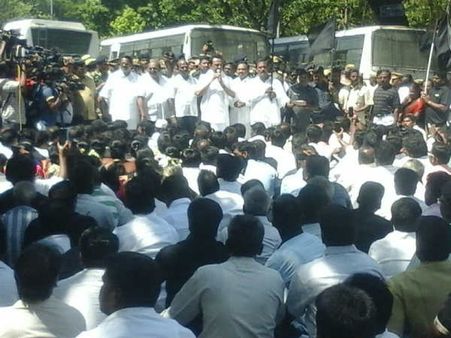 ஆளுநர் மாளிகை நோக்கி திமுக திடீர் பேரணி... ஸ்டாலின் உள்ளிட்டோர் கைது