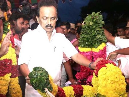 நீட்: மாணவி பிரதீபா உடலுக்கு மு.க.ஸ்டாலின் அஞ்சலி