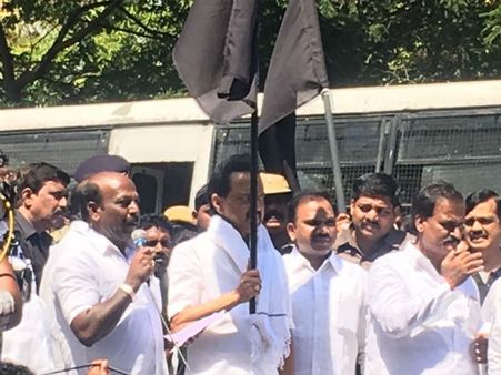 ஆளுநர் மாளிகையில் முற்றுகையிட்ட ஸ்டாலின் உள்ளிட்டோர் மீது வழக்கு