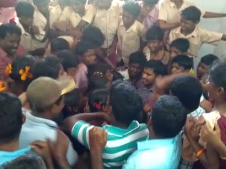 வைரலான மாணவர்கள் - ஆசிரியர் பாசப்போராட்டம்.. பிரபலங்கள் நெகிழ்ச்சி!