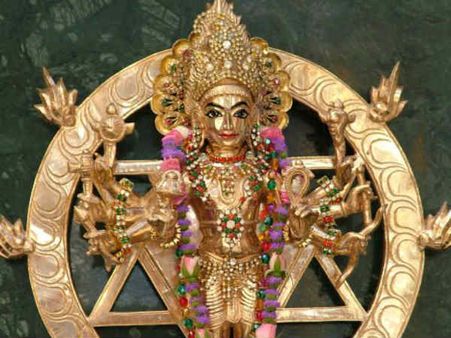 உங்கள் எதிரிகள் உங்களை கண்டு பயந்து ஓடனுமா? ஸ்ரீ சக்கரத்தாழ்வாரை வழிபடுங்க!