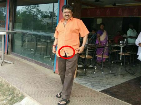 தேசியக் கொடியை எங்க கொண்டு போய் வைத்திருக்கிறார் பாருங்க 