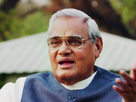 வாஜ்பாயை எய்ம்ஸ் மருத்துவமனையில் சந்தித்து நலம் விசாரித்த நான்கு மாநில முதல்வர்கள்