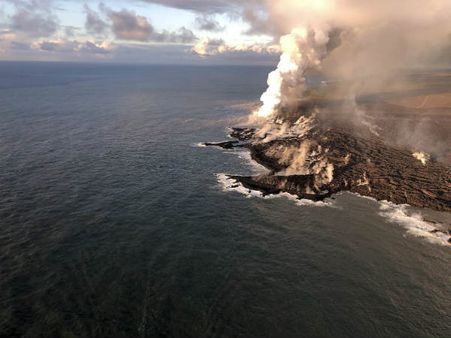 கவுதமாலாவின் பகாயா எரிமலையும் சீற தொடங்கியது.. விமான நிலையம் மூடல்.. மக்கள் வெளியேற்றம்!