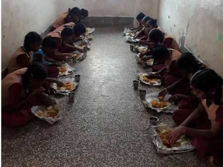 பஹ்ரைனில் விஜய் பிறந்த நாள்.. இனிப்பு.. அன்னதானம் வழங்கி ரசிகர்கள் கொண்டாட்டம்