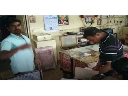 லுங்கியுடன் மப்டியில் அதிரடி சோதனை.. போலீஸ் பிடியில் சிக்கிய பன்னாரி செக்போஸ்ட்.. கட்டு கட்டாக பணம்!