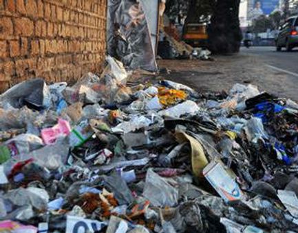 அள்ளி வைத்த குப்பையை கொண்டு வந்து கொட்டிய நகராட்சி ஊழியர்கள்.. நாமக்கல்லில் ஒரு அலங்கோலம்!